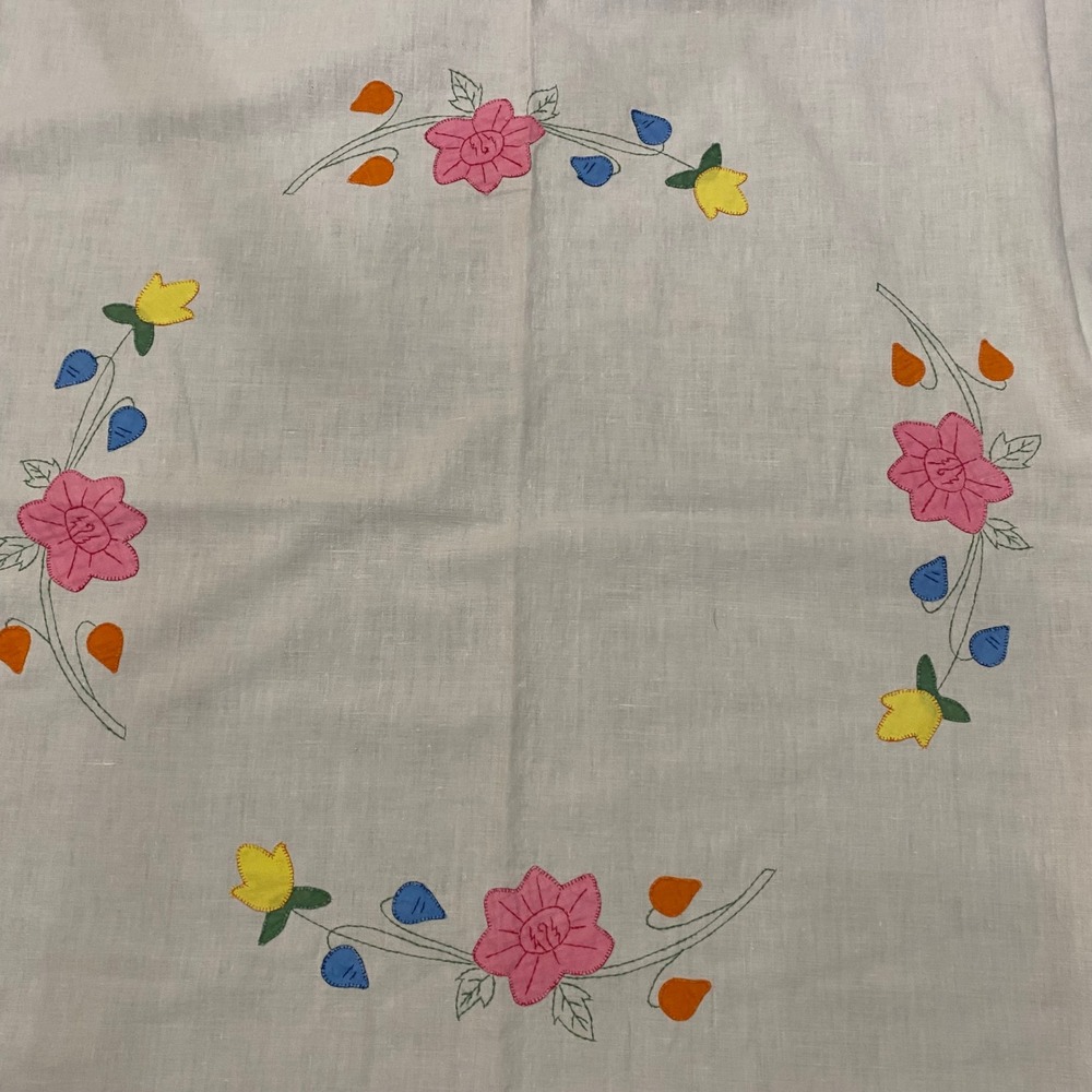 Vintage Hand Stitched Floral Applique Tablecloth and 3 Scalloped Napkins - Picture 2 of 10